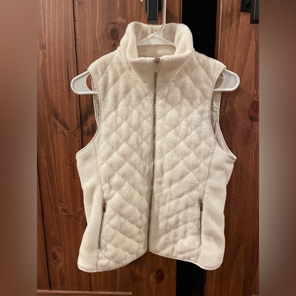 White vest from Abrecrombie with gold zipper accents